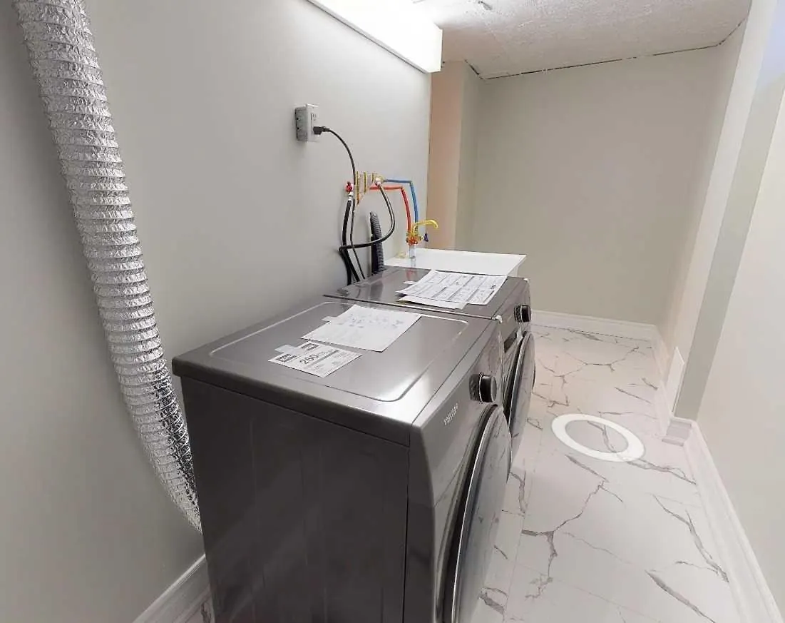 Apartment 3 Bedrooms Little Italy Downtown Toronto