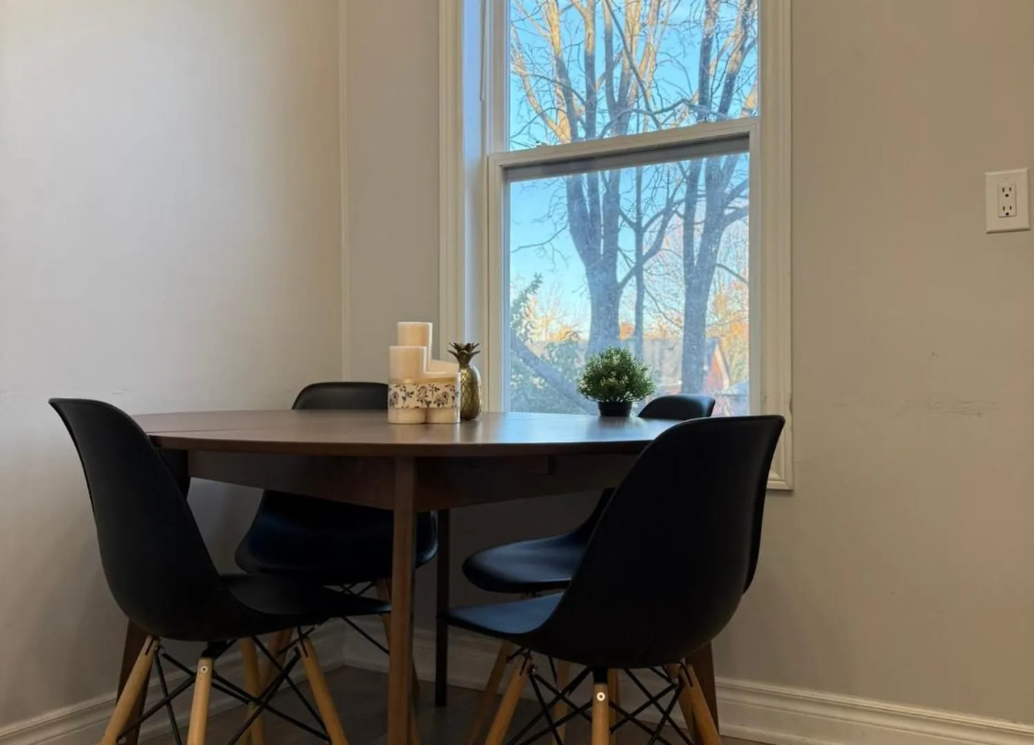 Apartment 3 Bedrooms Little Italy Downtown Toronto