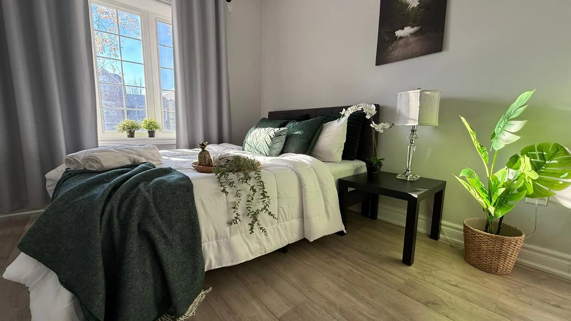 Apartment 3 Bedrooms Little Italy Downtown Toronto