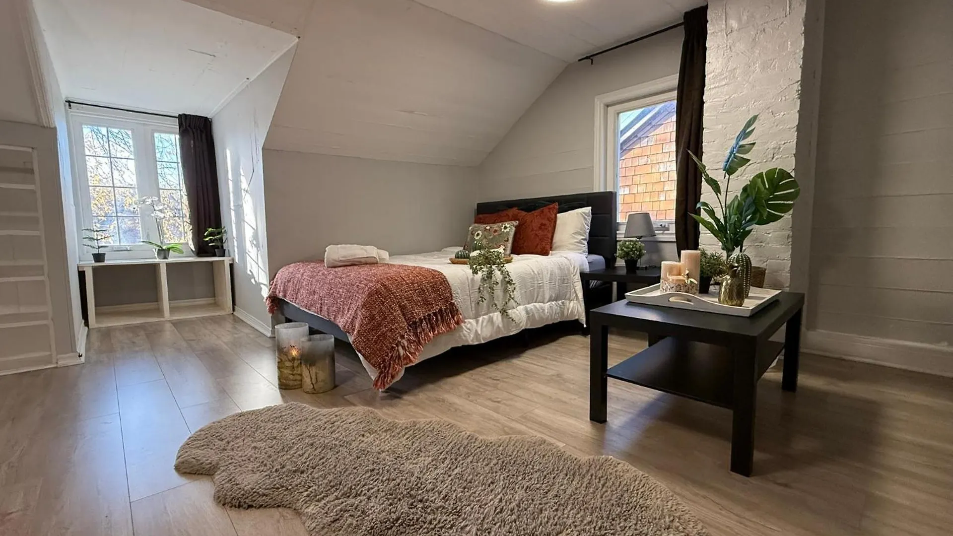 3 Bedrooms Little Italy Downtown Toronto Canada