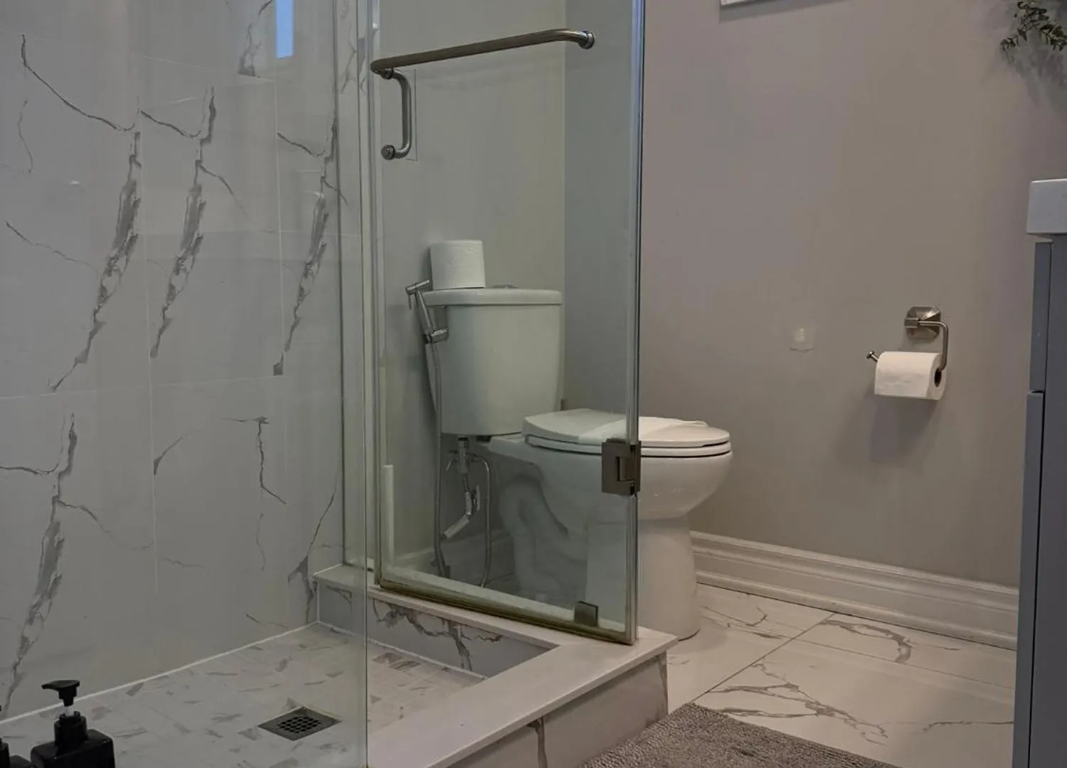 3 Bedrooms Little Italy Downtown Toronto Canada