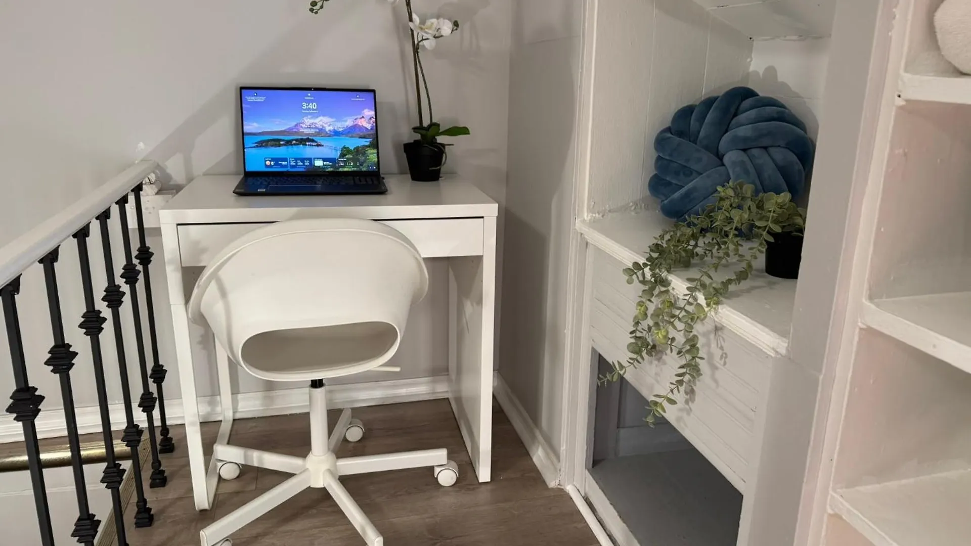 3 Bedrooms Little Italy Downtown Toronto Apartment